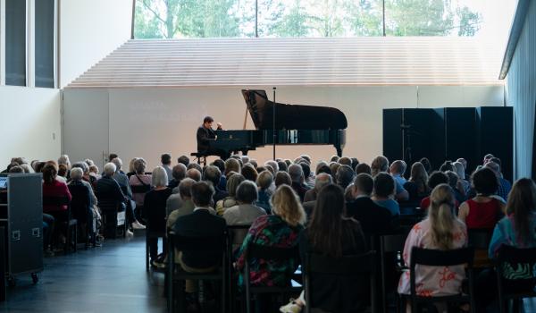 Yleiskuva konserttisalista, jossa Javier Perianes esiintyy.