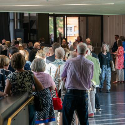 Mäntän Musiikkijuhlien yleisöä saapuu konserttiin. Kuva: Ville Hautakangas