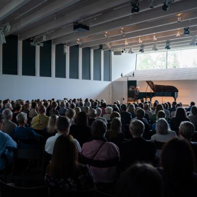 Piotr Pawlakin loppuunmyyty konsertti Kivijärvi-salissa. Kuva: Ville Hautakangas