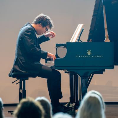 Anton Meijas esiintyy. Kuva: Ville Hautakangas