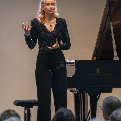 Elisabeth Brauß puhuu yleisölle. Kuva: Ville Hautakangas