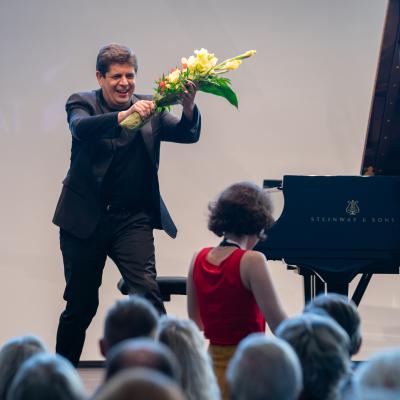 Javier Pernianes vastaanottaa kukat konsertin jälkeen. Kuva: Ville Hautakangas