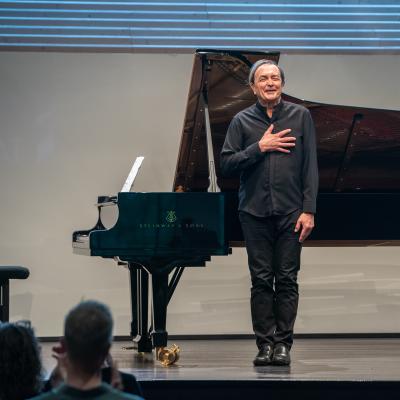 Pierre-Laurent Aimard kiittää suosionosoituksista. Kuva: Ville Hautakangas