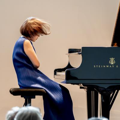 Aimi Kobayashi esiintymässä. Kuva: Justus Hautakangas