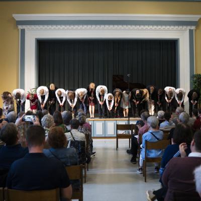 Varaslähtö-konsertin esiintyjät kumartamassa. Kuva: Ville Hautakangas
