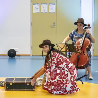 Julia Ilomäki ja Sarah Devoyon esiintymässä Yhteistä hyvää kaikille -konsertissa. Kuva: Ville Hautakangas