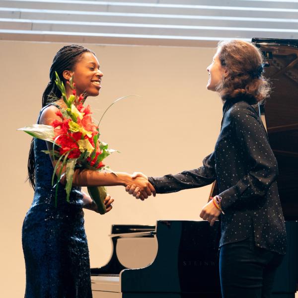 Jeneba Kanneh-Mason vastaanottaa kukat esityksensä jälkeen.